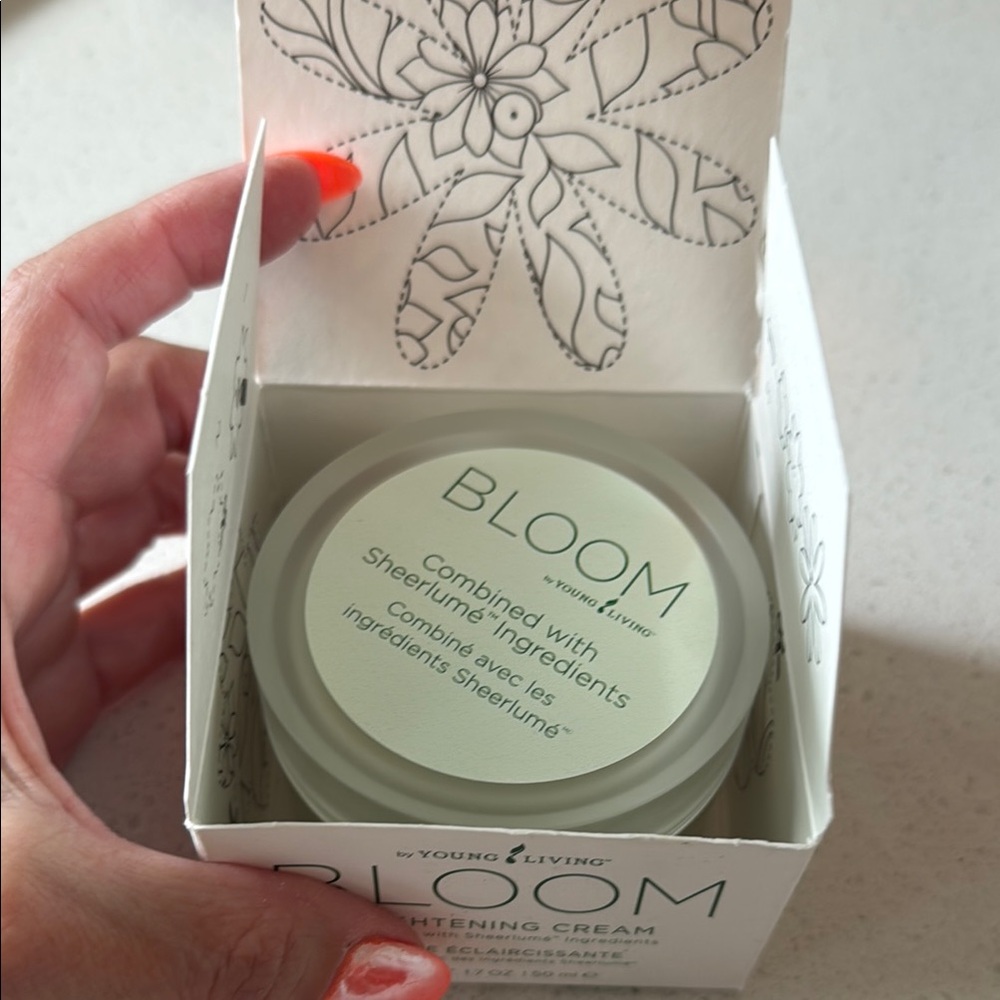 Young Living Bloom Brightening Cream - White - Picture 4 of 6